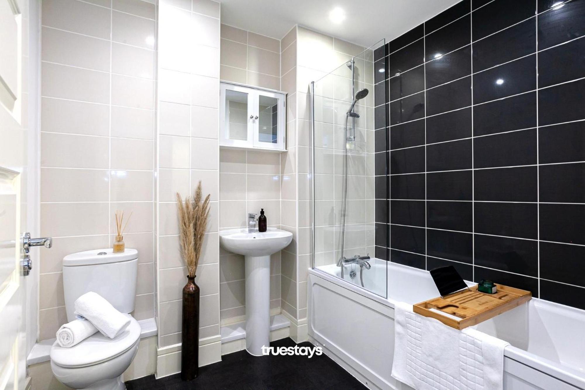 Ambassador House By Truestays - Luxury 4 Bedroom House In Stoke-On-Trent Etruria Bagian luar foto