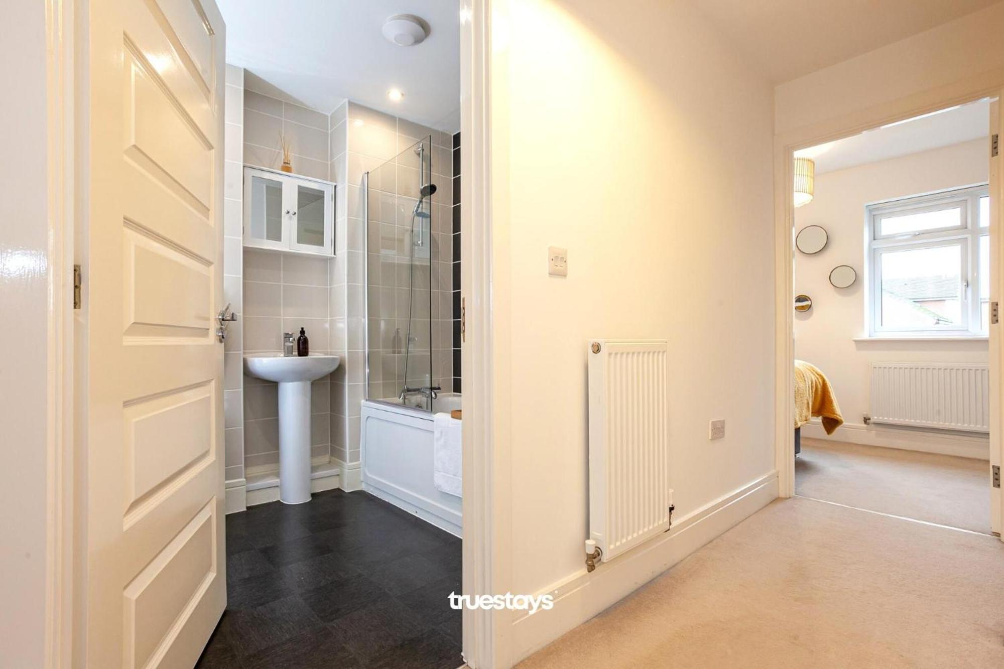 Ambassador House By Truestays - Luxury 4 Bedroom House In Stoke-On-Trent Etruria Bagian luar foto