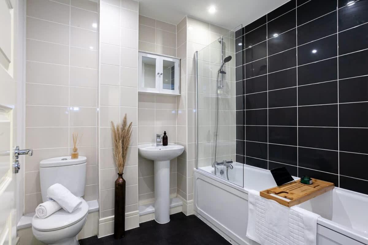 Ambassador House By Truestays - Luxury 4 Bedroom House In Stoke-On-Trent Etruria Bagian luar foto
