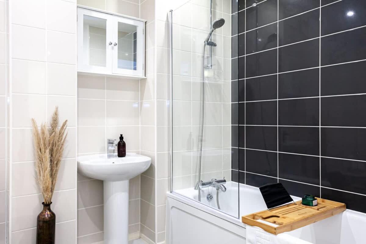 Ambassador House By Truestays - Luxury 4 Bedroom House In Stoke-On-Trent Etruria Bagian luar foto