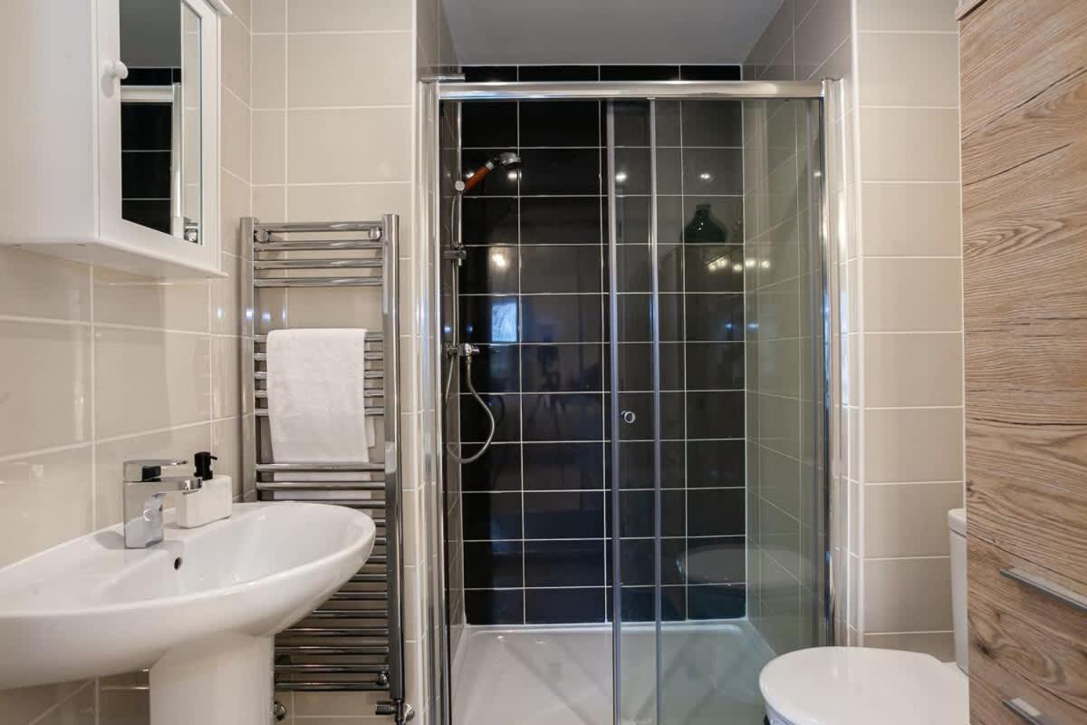Ambassador House By Truestays - Luxury 4 Bedroom House In Stoke-On-Trent Etruria Bagian luar foto